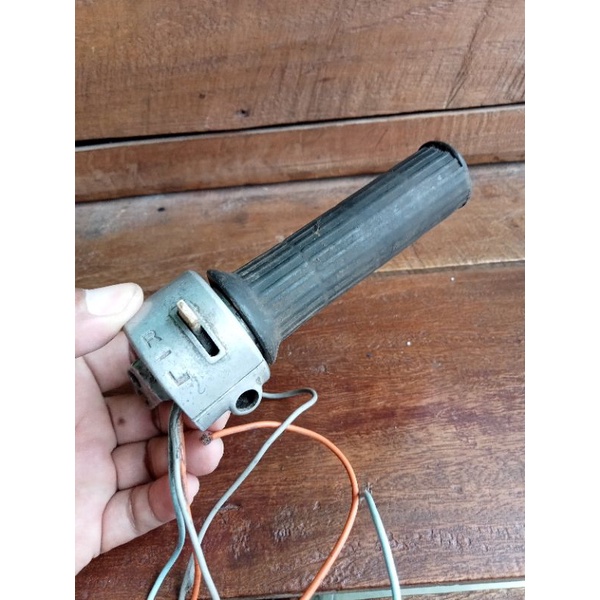 Holder kanan set selongsong gas dalam Honda C70 original