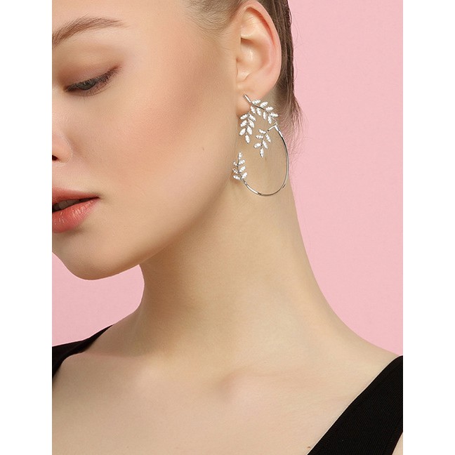 LRC Anting Tusuk Fashion Silver Olive Branch With Rhinestone Stud Earrings (one pc) D46786