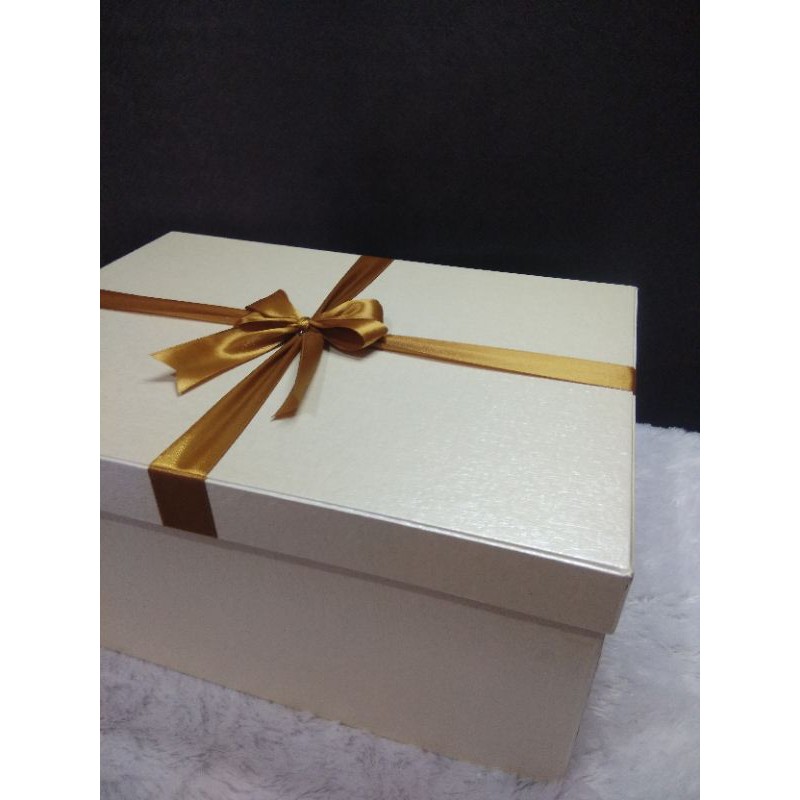 

kotak kado 35x25x15 cm CREAM berpita
