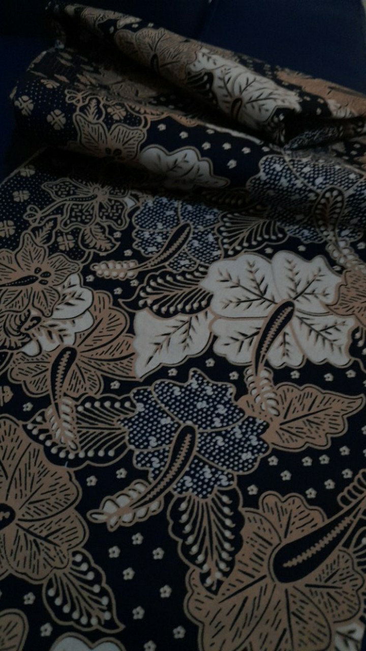 Kain Batik Solo Katun Sanforized Kelopak Bunga Navy Cream Cacing 105.000