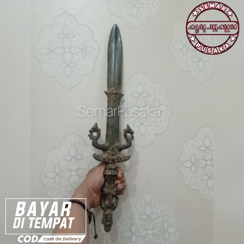 Artefak Kadga Naga Pendeta