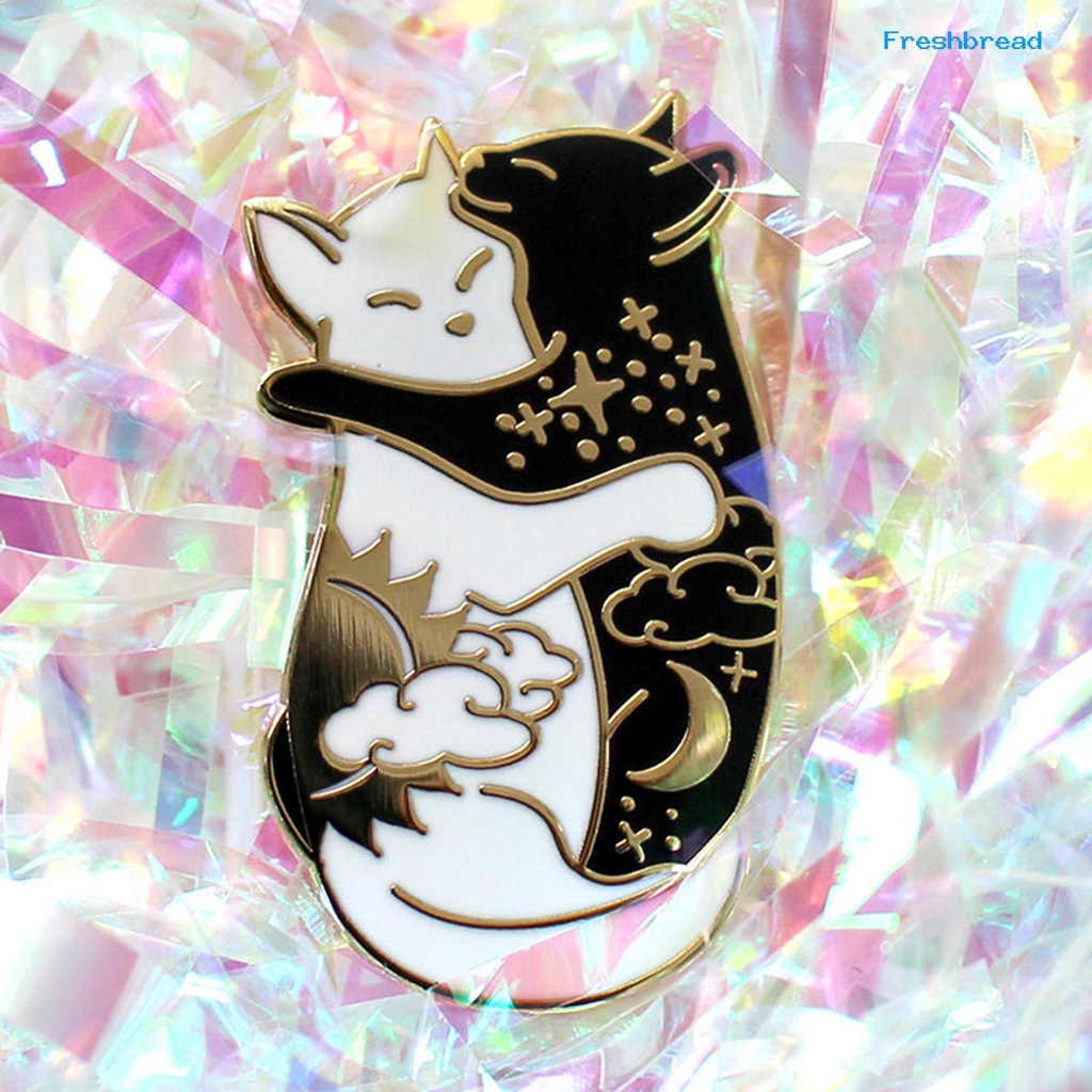 Bros Pin Enamel Bentuk Kucing Hugging Warna Hitam Putih Bahan Alloy Untuk Kerah Jaket Denim