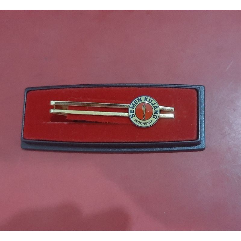 Jepitan dasi berlapis emas logo Semen Kujang