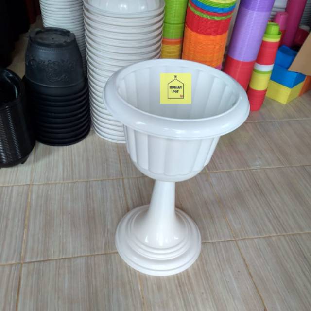pot bunga tanaman motif piala putih kaki tinggi 39cm - luckystar