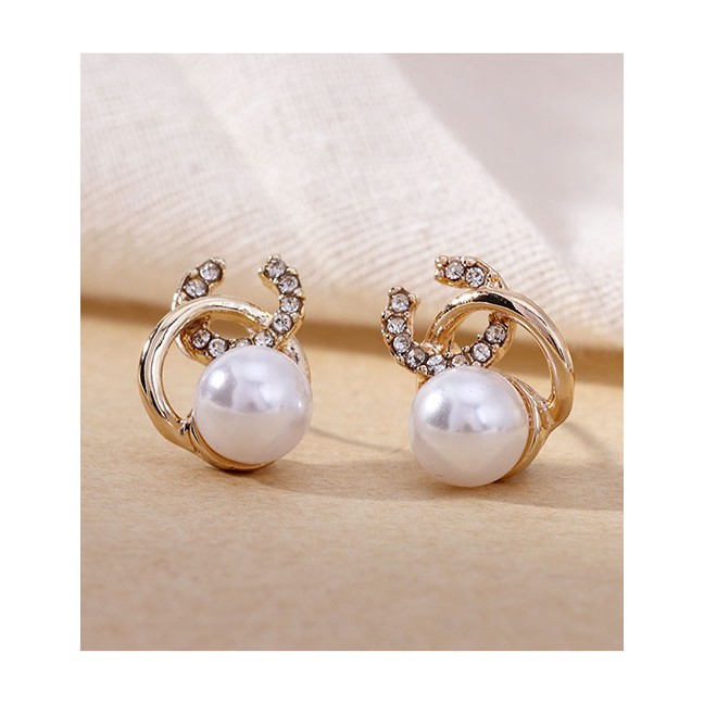 LRC Anting Tusuk Fashion Golden C-shaped Diamond Earrings D66094