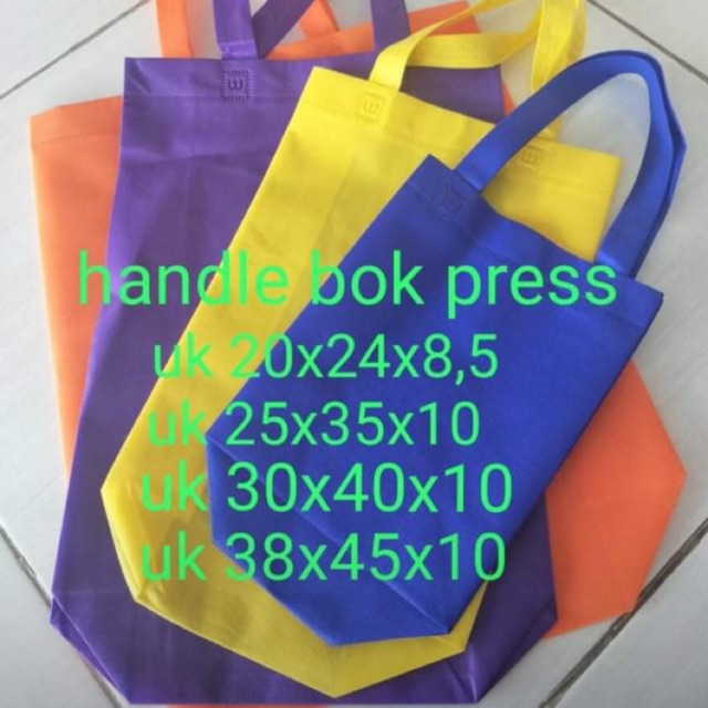 

Tas Spunbond Handle Box uk 20x25x9 isi 1 kodi(20pcs)/ Goodie Bag / Tas Kain Polos