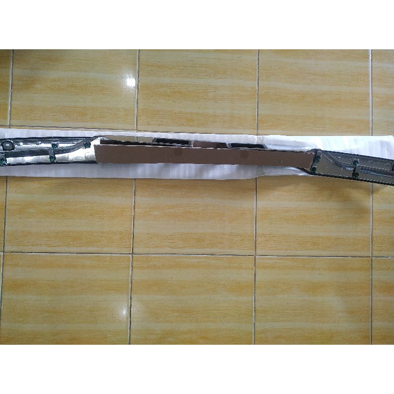 Trunglid pintu bagasi Toyota Inova tahun 2015 chrome