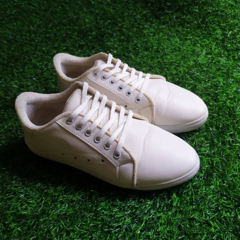 Jual sepatu sneakers wanita putih polos merk mollinic warna putih polos