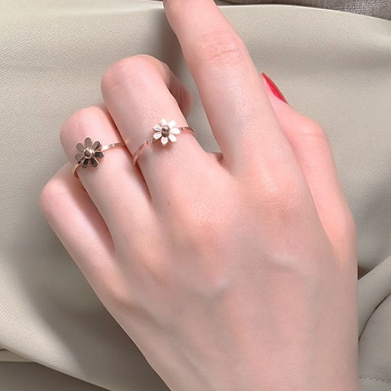 Cincin Desain Daisy Camellia Bahan Titanium Untuk Pria Dan Wanita