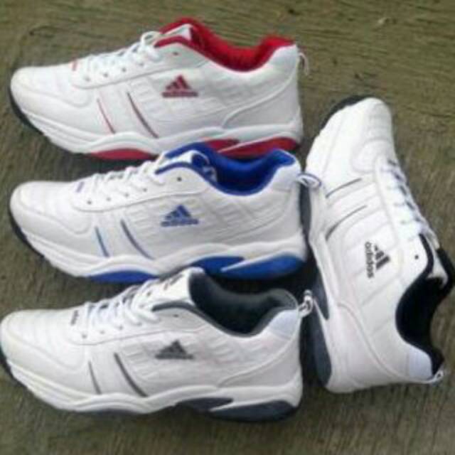 SEPATU OLAHRAGA BADMINTON  ADIDAS
