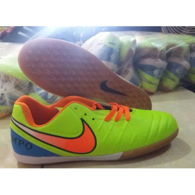 Sepatu futsal tiempo