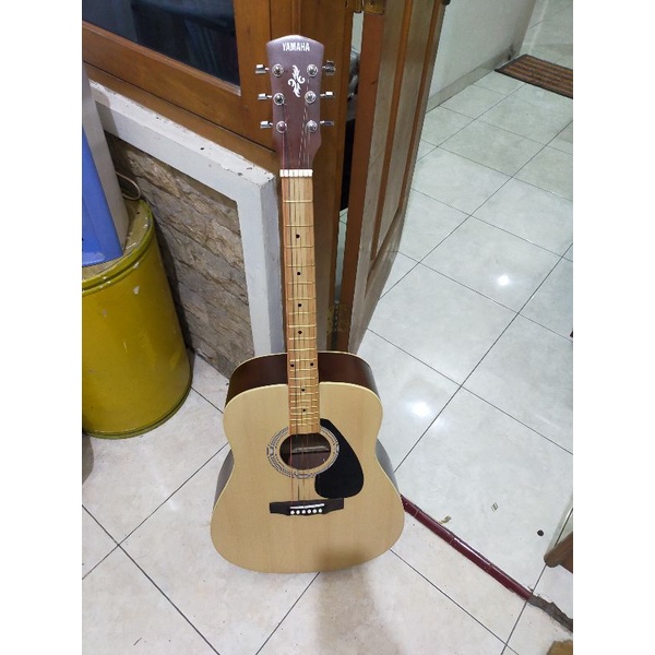 gitar akustik Yamaha jumbo tanam besi