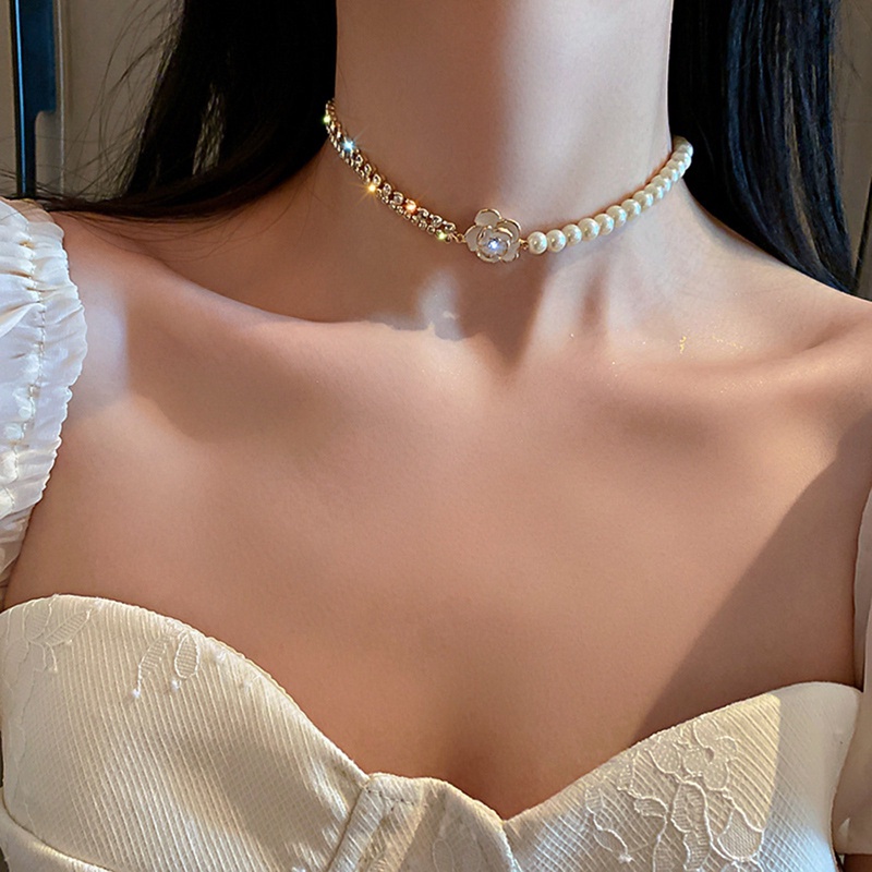 Kalung Choker Rantai Kristal Mutiara Berlian Imitasi Bentuk Bunga Putih Untuk Wanita