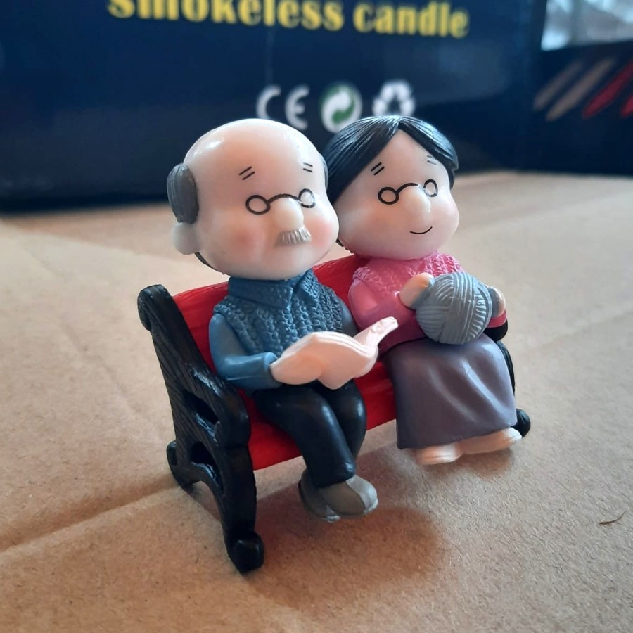 Boneka Miniatur Kakek Nenek Duduk Bangku Dekorasi Cake Topper Murah