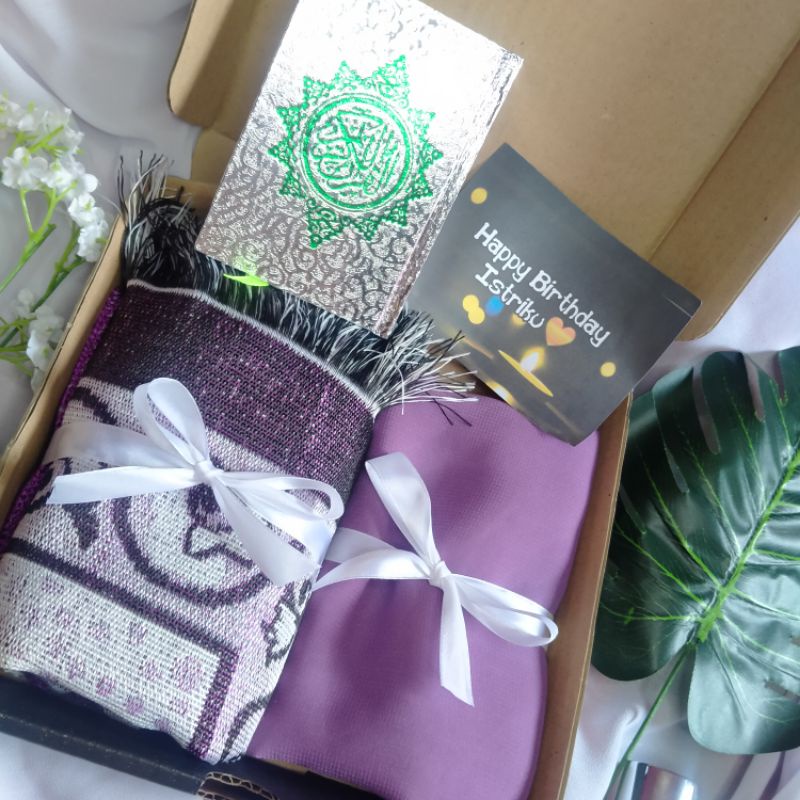 

GIFT BOX HIJAB SEGI EMPAT,KADO ULANG TAHUN WANITA, KADO SAJADAH,HIJAB, ALQURAN