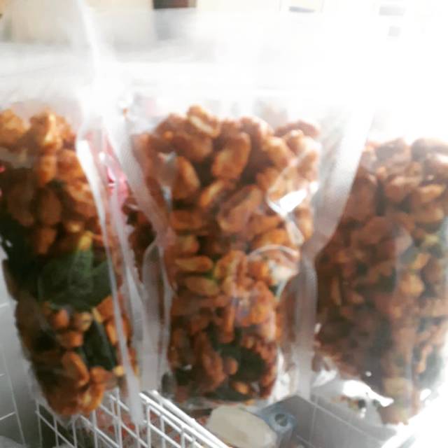 

Kacang manis pedas harum dau jeruk nya