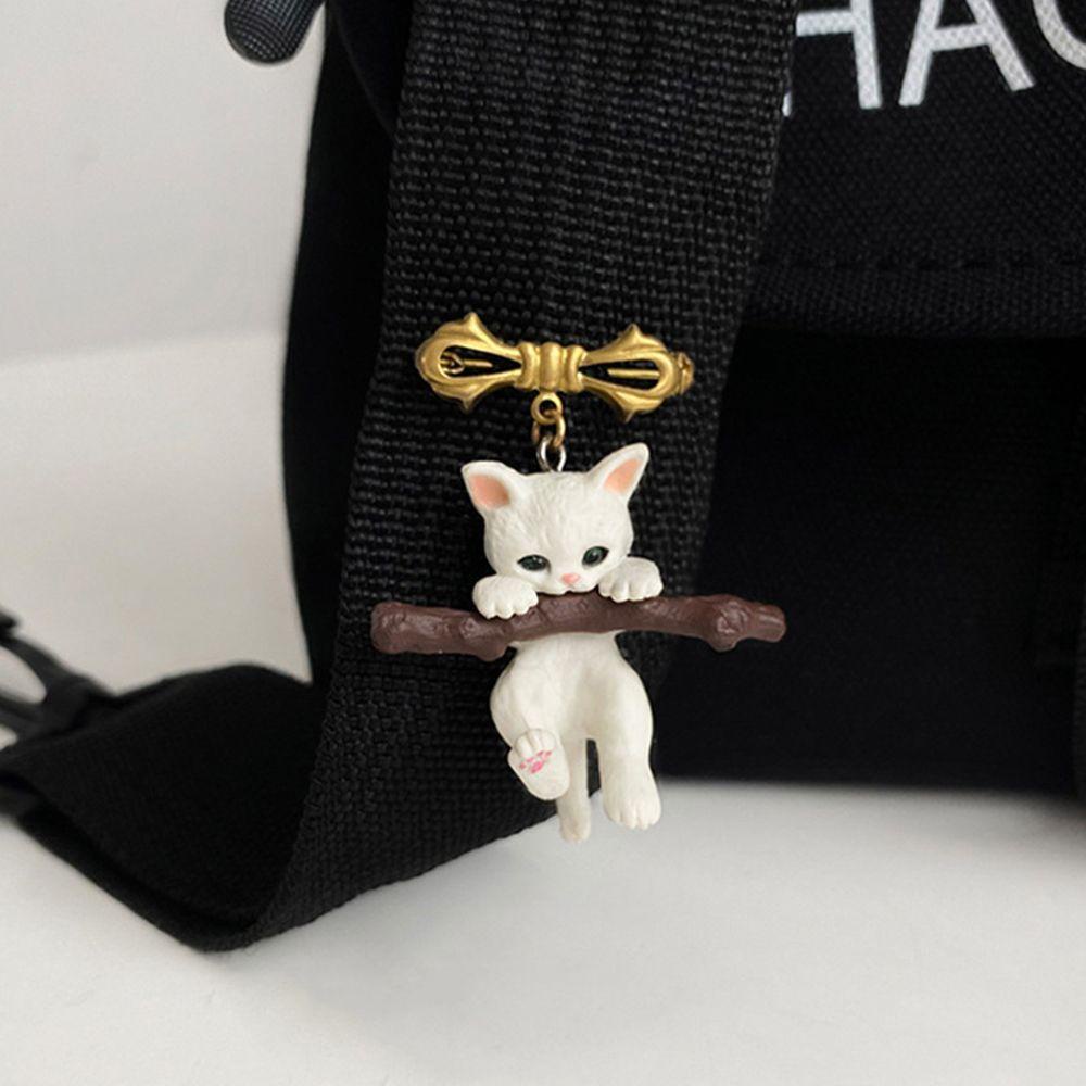 Needway Bros Kucing 3D Harian Lucu Resin Cowok Cewek Memegang Cabang Kucing Gaya Korea Lencana