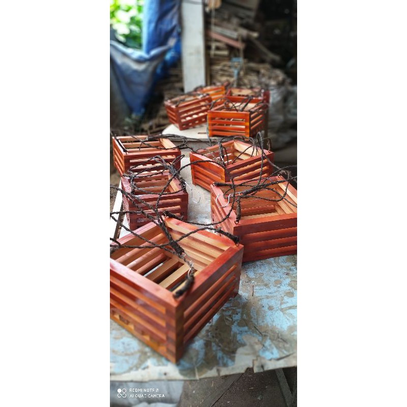 pot kayu kotak gantung