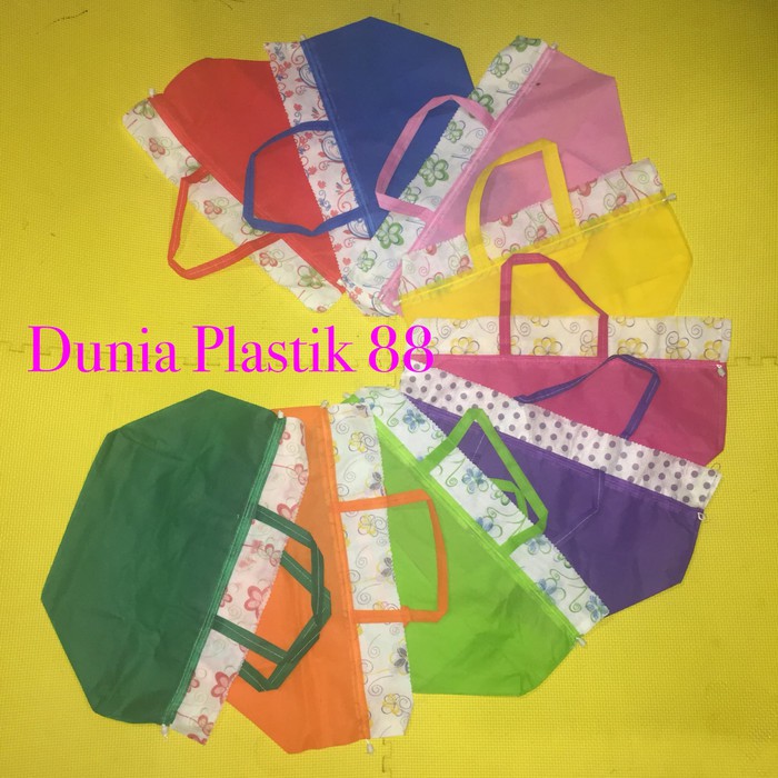 

Dijual isi12PC 22x22CM kantong TAS KAIN SERUT goodie bag tenteng dus kotak Berkualitas