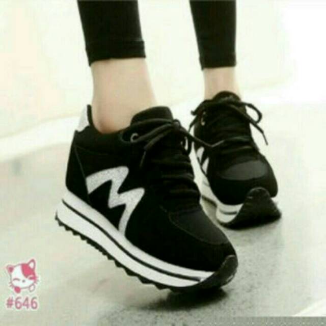 Sepatu kets wanita hitam