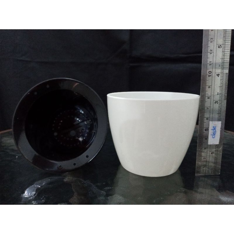 Pot Bunga Putih Kecil Bersumbu