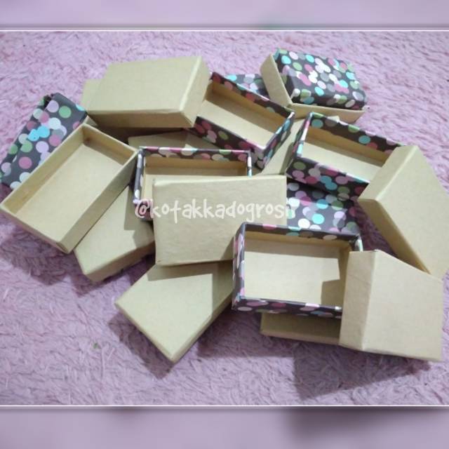 

Kotak packing acc 7x5x3 lapisan dalam