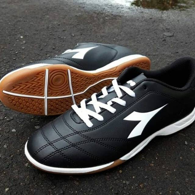 Sepatu futsal diadora