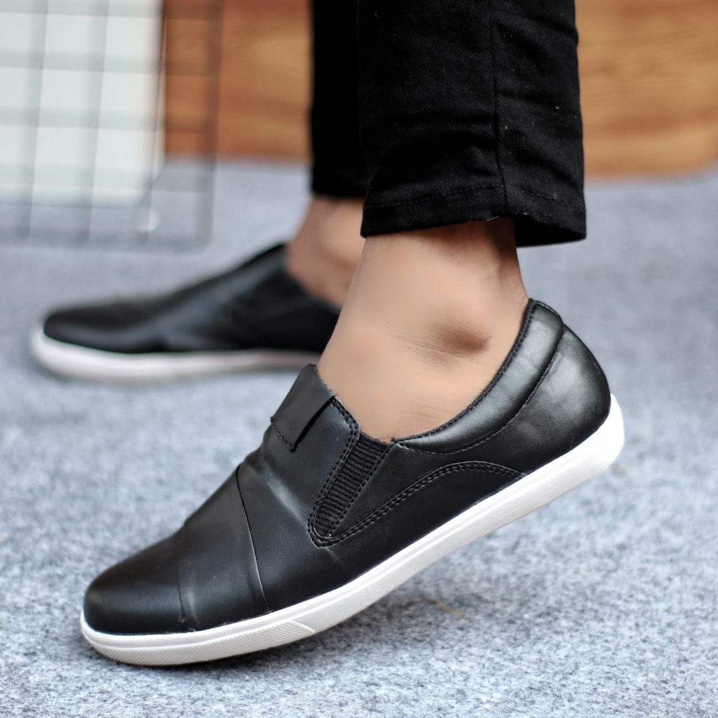 MOLK Sepatu Kasual Slip On Pria Semi Formal Kulit Sintetik Kerja Kantor Kuliah Simple Murah Anti Slip