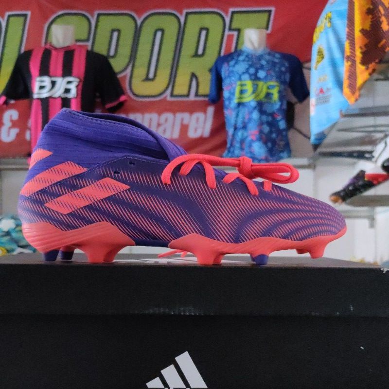 sepatu bola Adidas nemesiz .3