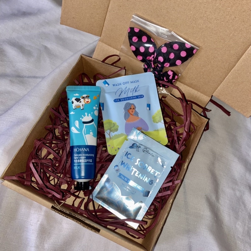 

SERIES MINI HADIAH WISUDA GIFTBOX SKINCARE GIFTBOX SURPRISE GIFTBOX WISUDA HADIAH ULANG TAHUN MASKER