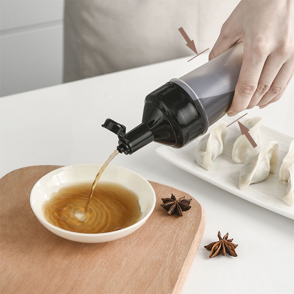 【COD Tangding】Squeeze Oil Can Sauce Bottle Dustproof and Leakproof Squeeze Bottle Kitchen Accessories Gravy Boat Plastic Sauce Vinegar Oil Ketchup Multifunctional Kitchen Tool