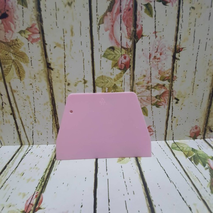 

KUE-PENGHIAS-ALAT- SIMPLE PLASTIC DOUGH CUTTER /DOUGH SCRAPER / POTONG ADONAN/ HIAS KUE - PINK