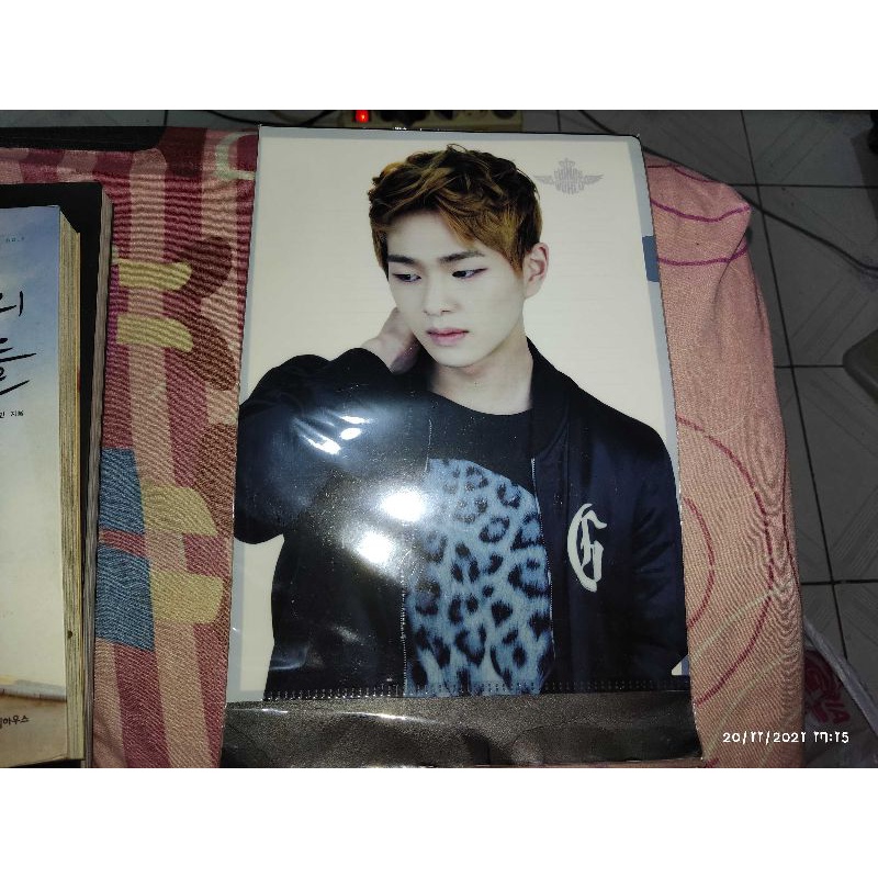 

Clear File Onew Shinee World Tour / keadaan bagus masih baru / clear file shinee / clear file onew