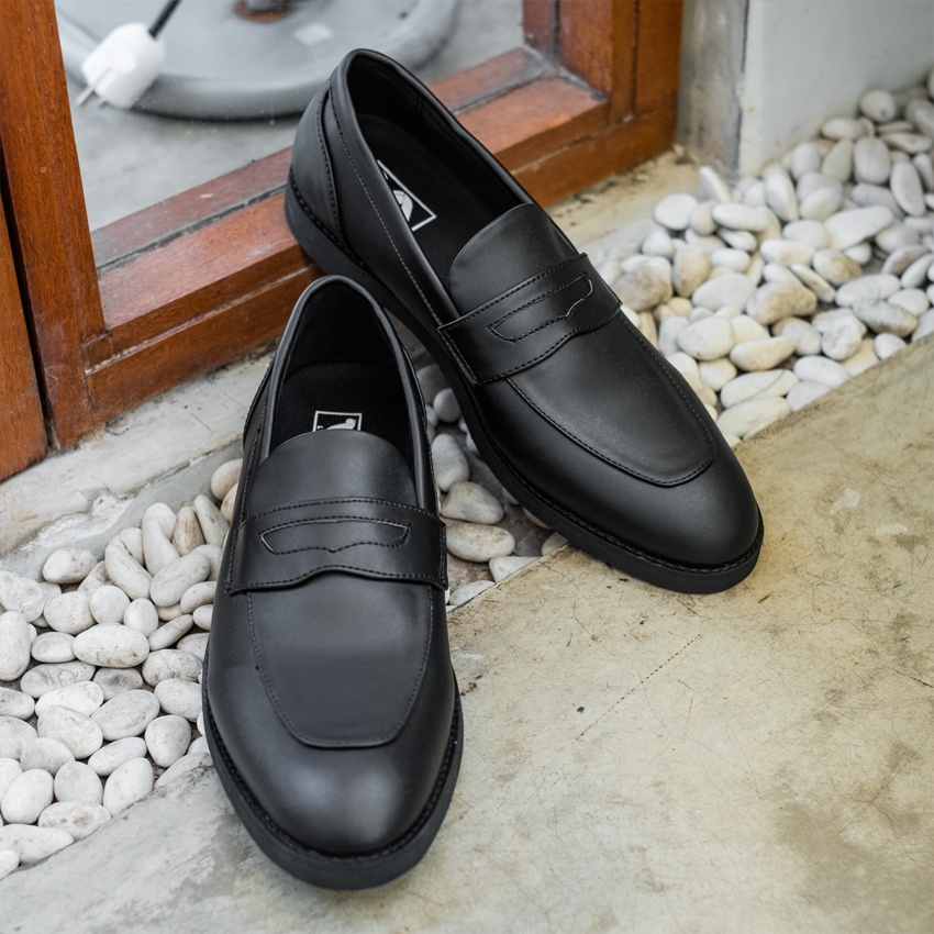 VINOKA BLACK ORIGINAL x LVNATICA Sepatu Loafers Hitam Pria Slip On Klasik Semi Formal Kerja Kantor Resmi Moccasin Casual Jalan Santai Hangout Kondangan Kuliah Slop Kantoran Semi Kulit Premium Footwear Big Size Jumbo Ukuran Besar 44 45 Keren Murah Terbaru