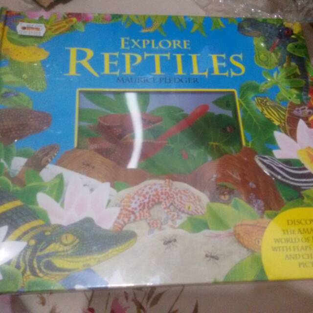 Explore reptiles dan monkey on the moon