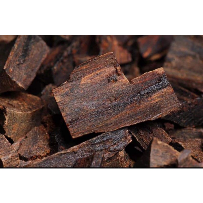 potongan kayu gaharu bahan bakaran bukhur