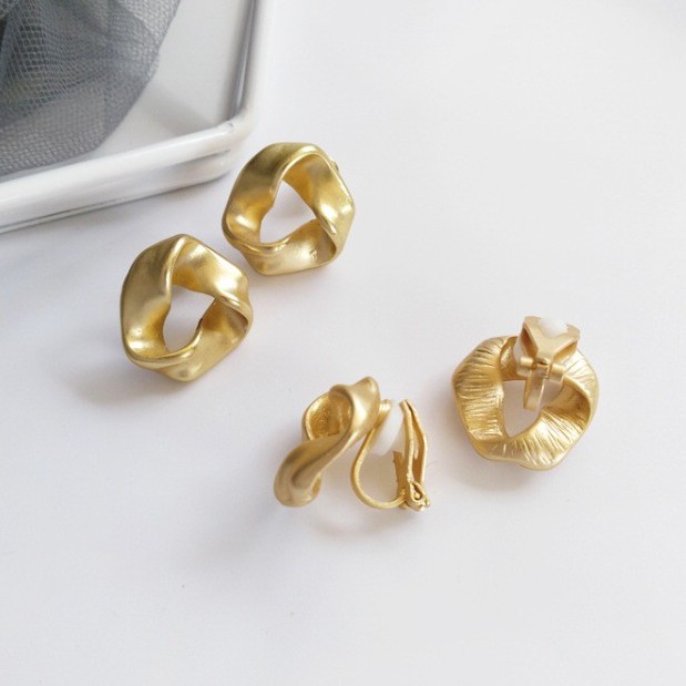 Anting Klip Bentuk Geometris Warna Emas Bahan Metal Untuk Wanita