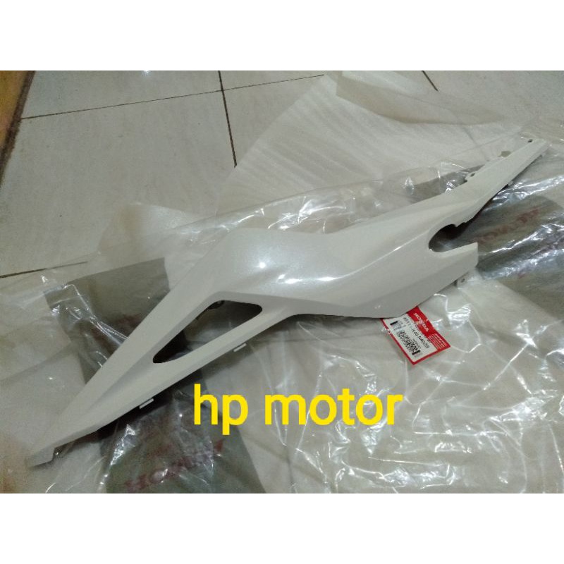 BODY BELAKANG KANAN CBR150R PUTIH MUTIARA 83111-K45-N40ZB COVER BODY KANAN CBR150 R PUTIH MUTIARA OR