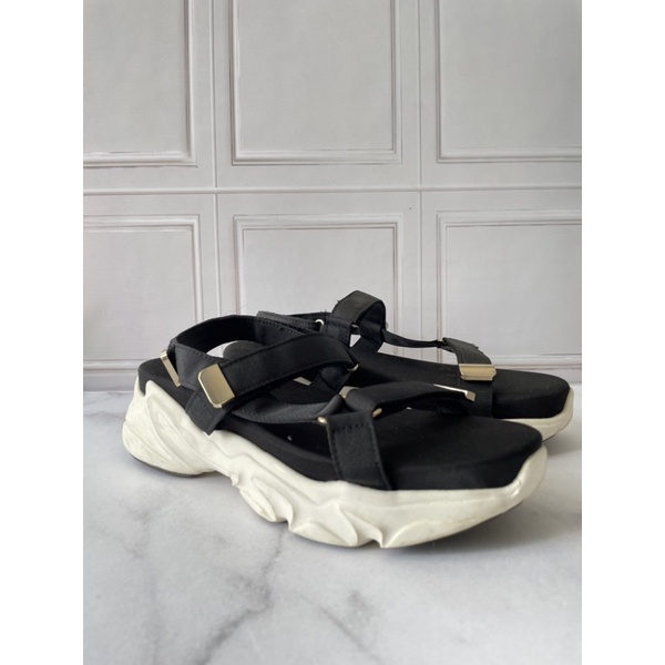 Sandal platform stradivarius hitam