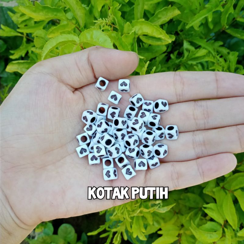 MANIK/MOTE LOVE KOTAK HITAM DAN PUTIH