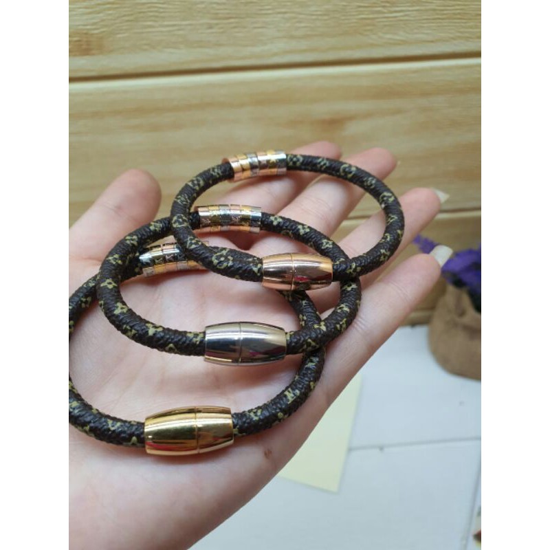 gelang lv titanium / gelang kulit lv titanium / gelang asli titanium lv tidak karat dan tidak luntur