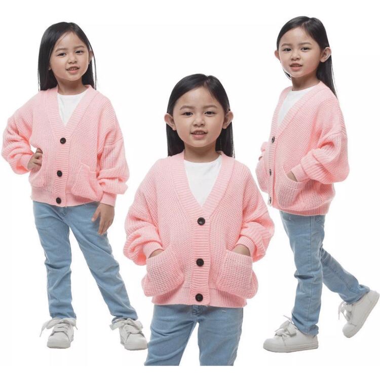 Lova Eireen Sweater Cardigan Rajut Wanita Anak Perempuan / Crop Juan Cardy Lova / Sweater Kardigan Anak Perempuan / Cardigan Outer Rib / Kardi Rajut Anak Kancing 3 / Pakaian Anak Korean Style / Baju Rajut Anak Cewek Tebal Murah Terbaru 2021 Umur 3-7