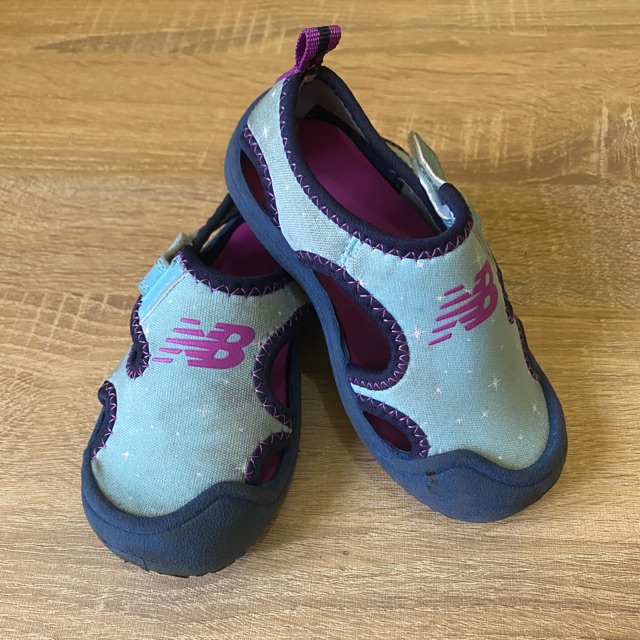 Sendal new balance anak
