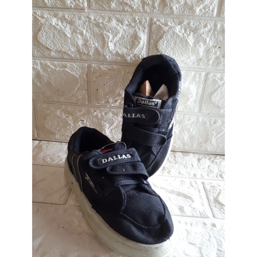 sepatu sekolah DALLAS rekat