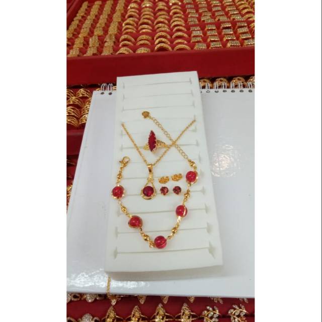Satu set perhiasan mata merah