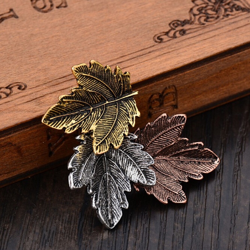 Bros Pin Bentuk Daun Maple Lapis Emas / Silver Untuk Wanita