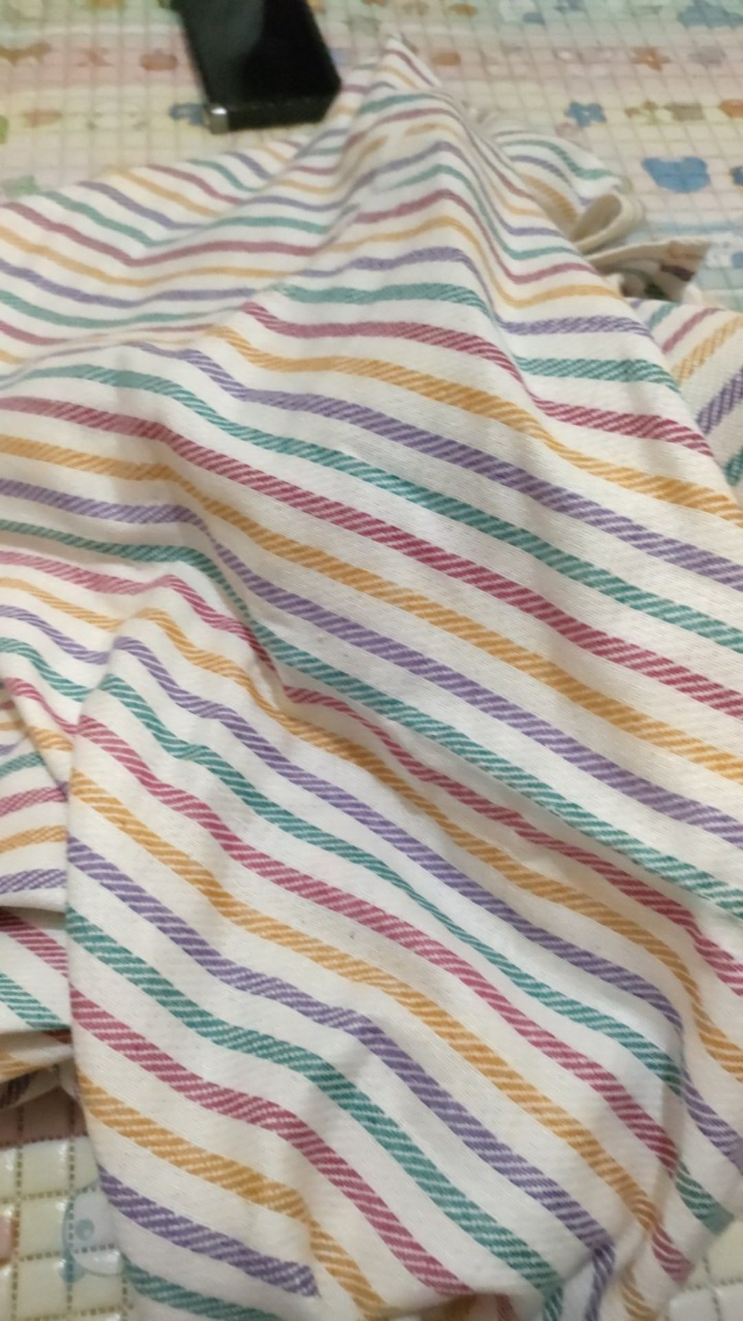 Selimut Garis Liris Rumah Sakit Cap Kancil Timun Motif Pelangi Lorek