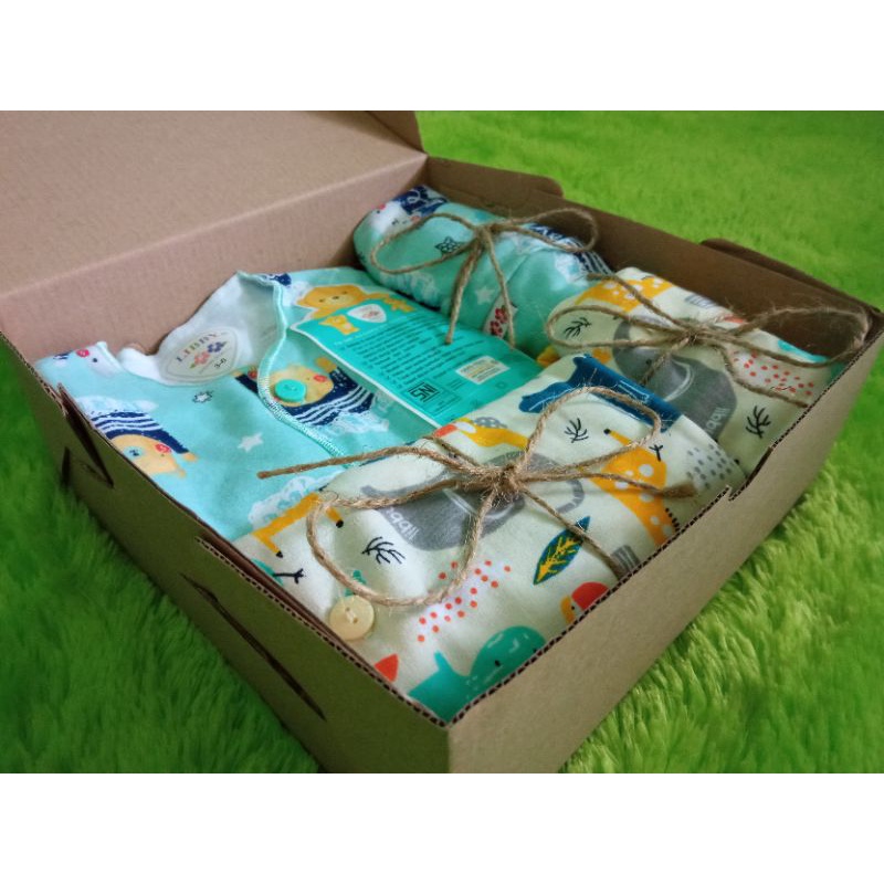 

Kotak Hampers / Kado Baju Bayi dan Anak (Free Kartu Ucapan)