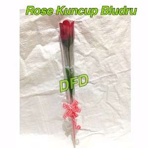 

Kado Valentine Gift / Bunga Rose Kuncup Bludru ( Minim 480 )