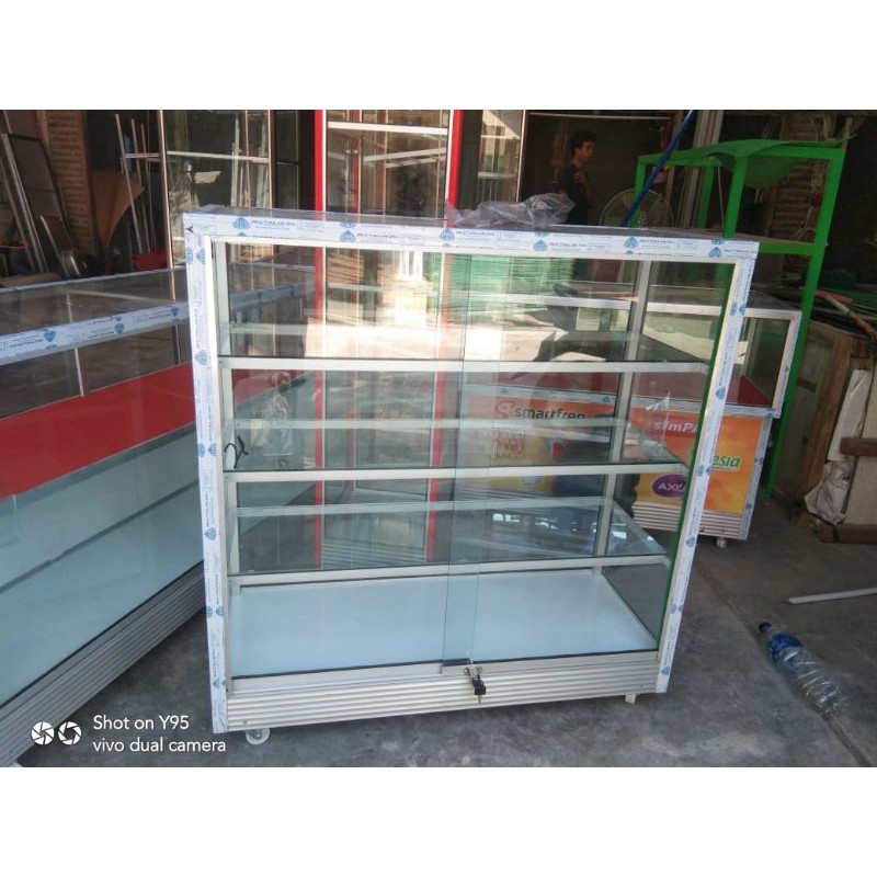ETALASE TOKO kaca dari bahan alumunium bisa dibuat untuk display